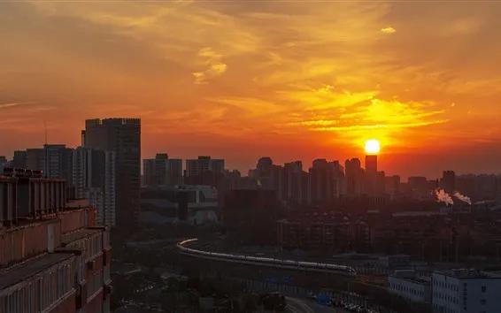 Ciudad al amanecer representando la red de rutas logísticas de Double Dragon Logistics