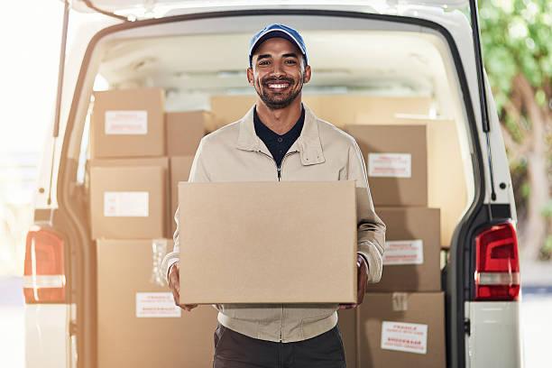 Conductor de Double Dragon Logistics sosteniendo un paquete listo para entrega